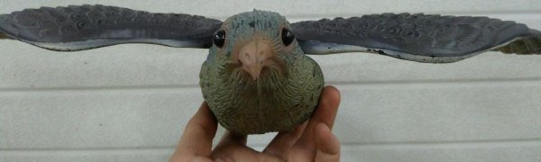 Объемные глаза и реалистичная форма клюва делают отпугиватель практически неотличимым от живого орла